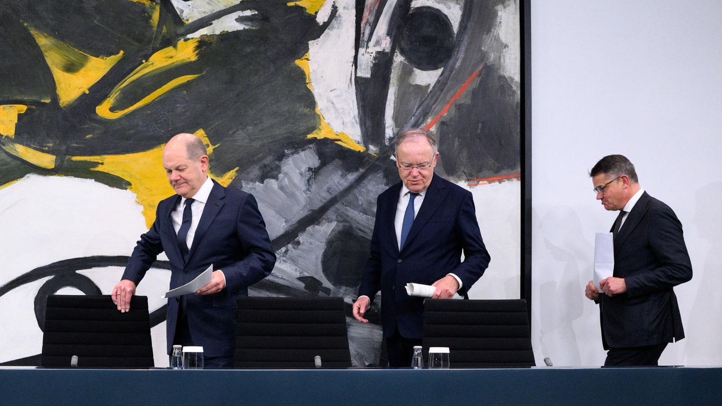 Nach dem Bund-Länder-Beschluss: Bundeskanzler Olaf Scholz (SPD), Niedersachsens Ministerpräsident Stephan Weil (SPD) und Hessens Ministerpräsident Boris Rhein (CDU, v. l.)