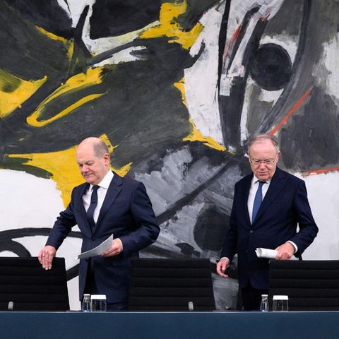 Nach dem Bund-Länder-Beschluss: Bundeskanzler Olaf Scholz (SPD), Niedersachsens Ministerpräsident Stephan Weil (SPD) und Hessens Ministerpräsident Boris Rhein (CDU, v. l.)