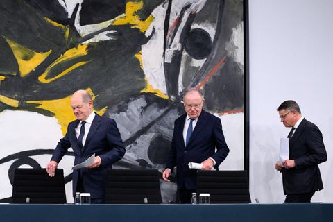 Nach dem Bund-Länder-Beschluss: Bundeskanzler Olaf Scholz (SPD), Niedersachsens Ministerpräsident Stephan Weil (SPD) und Hessens Ministerpräsident Boris Rhein (CDU, v. l.)