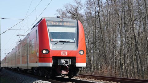 Deutsche Bahn: Eine S-Bahn auf der Riedbahn Strecke