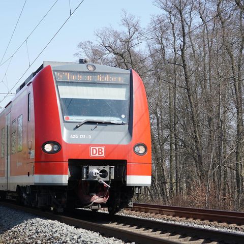 Deutsche Bahn: Eine S-Bahn auf der Riedbahn Strecke