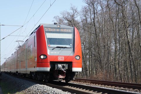 Deutsche Bahn: Eine S-Bahn auf der Riedbahn Strecke