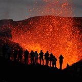 Island bebt – und die Bevölkerung bereitet sich auf einen Vulkanausbruch vor. Der Grund: Die unterirdische Aktivität in einem Vulkangebiet in der Nähe der isländischen Hauptstadt Reykjavik kommt auch nach fast zwei Wochen nicht zur Ruhe. In den letzten 24 Stunden seien rund 1300 weitere Erdbeben auf der Reykjanes-Halbinsel verzeichnet worden, teilte die isländische Wetterbehörde Vedurstofa bereits am Montag mit. Das kräftigste davon habe eine Stärke von 3,6 gehabt und sei rund drei Kilometer nordöstlich des Berges Thorbjörn aufgetreten. An einer Messstelle an dem Berg habe sich die Erde bislang um sieben Zentimeter angehoben, schrieb die Behörde. Der unterirdische Magmazufluss sei deutlich größer als bei vorherigen Ereignissen dieser Art. Seit Montag gab es etliche weitere Beben, die Bevölkerung in den umliegenden Ortschaften ist alarmiert und bereitet eine eventuelle Evakuierung vor. Wann und wo genau es zu einem Ausbruch kommen kann, ist allerdings noch unklar. Der öffentlich-rechtliche Rundfunksender RÚV in Island überwacht die Situation am Thorbjörn per Livestream. 