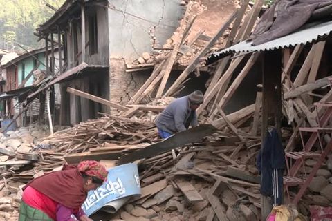 Video: Bisher 157 Tote durch Erdbeben in Nepal