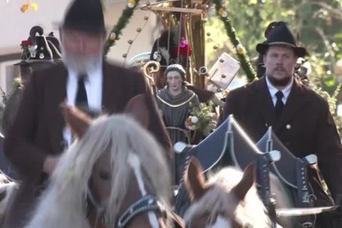 Video: Leonhardifahrt - ein Jahrhunderte alter Brauch begeistert Bayern