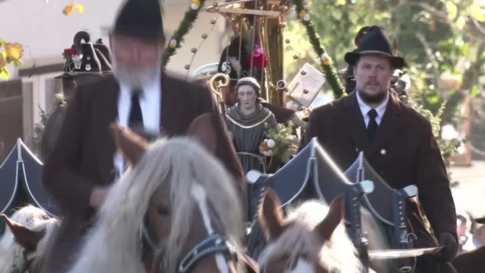 Video: Leonhardifahrt - ein Jahrhunderte alter Brauch begeistert Bayern