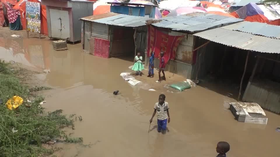 Video: Todesopfer durch Überschwemmungen in Somalia Video: Todesopfer durch Überschwemmungen in Somalia