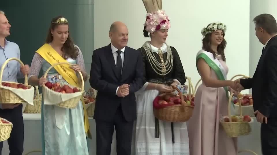 Video: Apfelköniginnen präsentieren Ernte im Kanzleramt Video: Apfelköniginnen präsentieren Ernte im Kanzleramt
