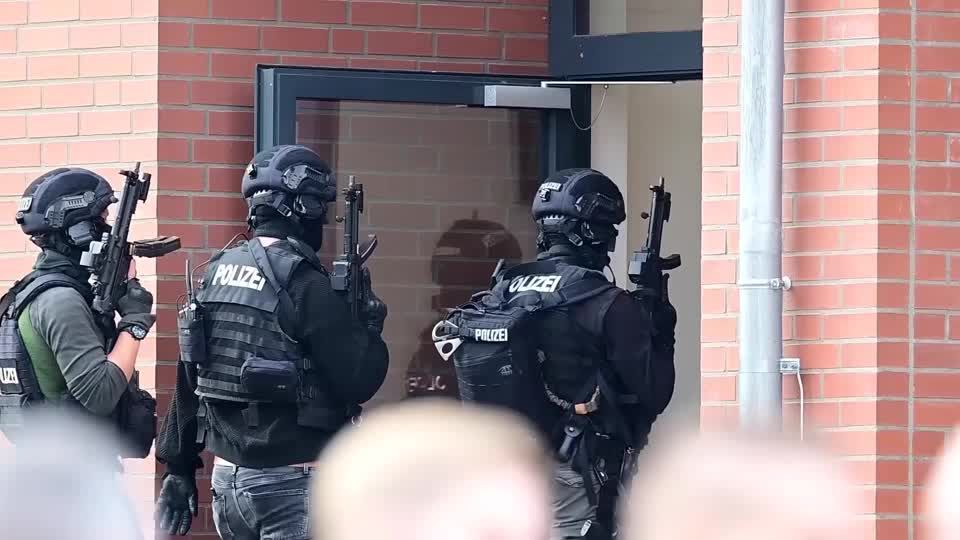 Video: Bedrohungslage an Hamburger Schule Video: Bedrohungslage an Hamburger Schule