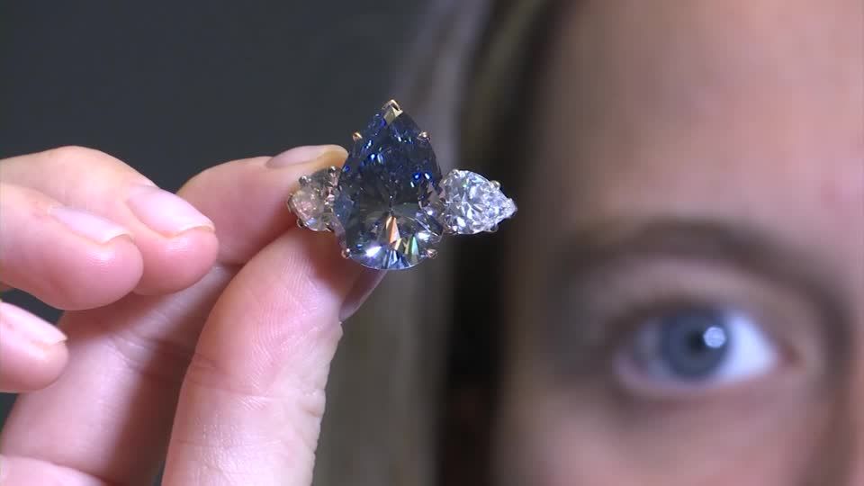 Video: Seltener blauer Diamant für rund 41 Millionen Euro versteigert