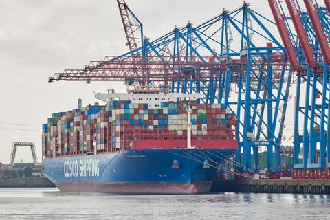 Ein Containerschiff liegt am Kai von Tollerort im Hamburger Hafen