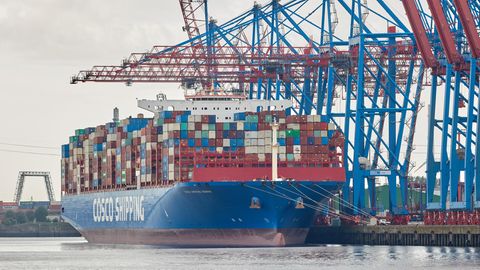 Ein Containerschiff liegt am Kai von Tollerort im Hamburger Hafen