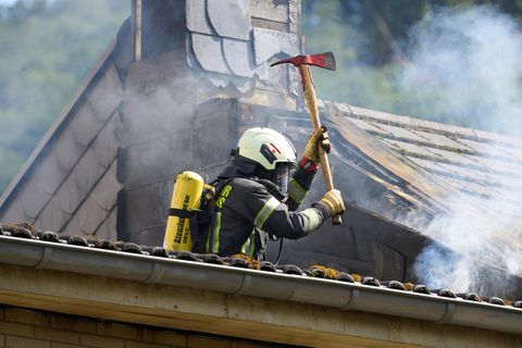 Der abgebrannte Dachstuhl eines Hauses ist ein Fall für die Wohngebäudeversicherung