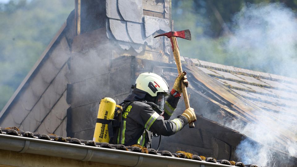 Der abgebrannte Dachstuhl eines Hauses ist ein Fall für die Wohngebäudeversicherung