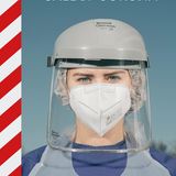 Frau mit FFP2-Maske und Schutzschild