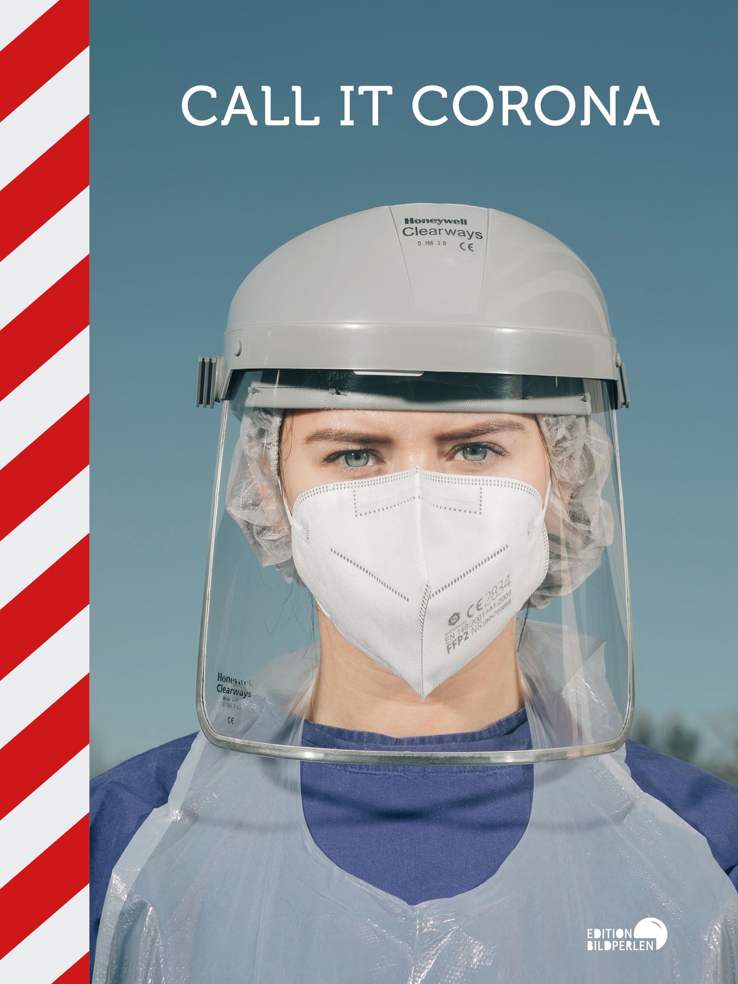 Frau mit FFP2-Maske und Schutzschild