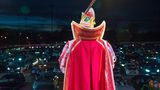 Bildband "Call it Corona": Redner im Karnevalskostüm vor Zuschauern im Autokino