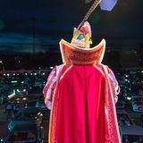 Bildband "Call it Corona": Redner im Karnevalskostüm vor Zuschauern im Autokino