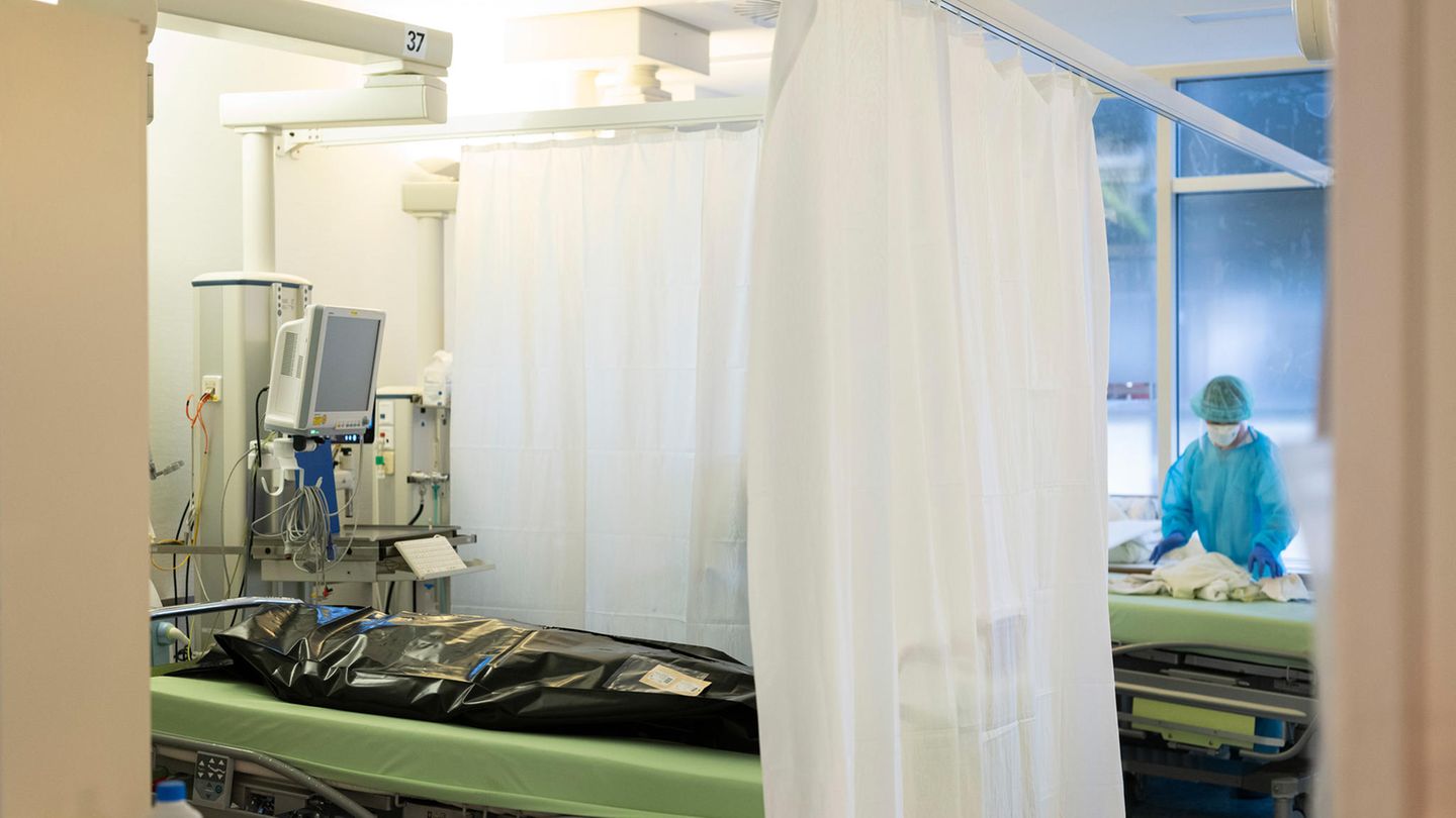 Verstorbener liegt in einem Leichensack auf einem Krankenhausbett