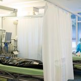 Verstorbener liegt in einem Leichensack auf einem Krankenhausbett