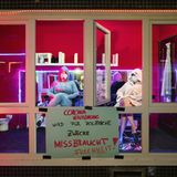 Im Juli 2020 protestieren Sexarbeiterinnen in Hamburg St. Pauli gegen die Corona-Einschränkungen. Aufgrund der massiven Stigmatisierung wagen es üblicherweise nur wenige von ihnen an die Öffentlichkeit zu treten. Zwei Monate nach der Aktion zeigt sich ein erster Erfolg. Das Arbeitsverbot in der Prostitution wird unter Auflagen in Hamburg aufgehoben.