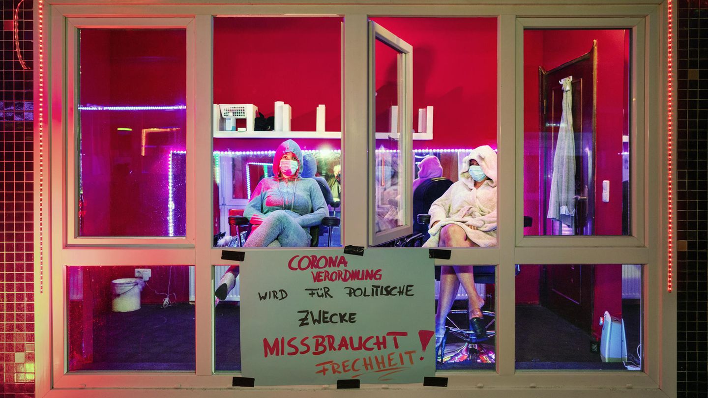 Im Juli 2020 protestieren Sexarbeiterinnen in Hamburg St. Pauli gegen die Corona-Einschränkungen. Aufgrund der massiven Stigmatisierung wagen es üblicherweise nur wenige von ihnen an die Öffentlichkeit zu treten. Zwei Monate nach der Aktion zeigt sich ein erster Erfolg. Das Arbeitsverbot in der Prostitution wird unter Auflagen in Hamburg aufgehoben.