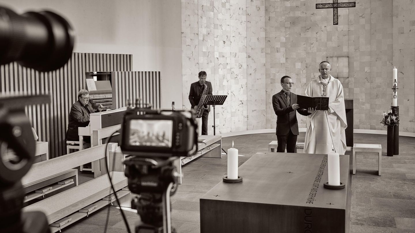 Priester, Orgelspieler, Saxophonspieler und Helfer nehmen Gottesdienst mit Kamera auf