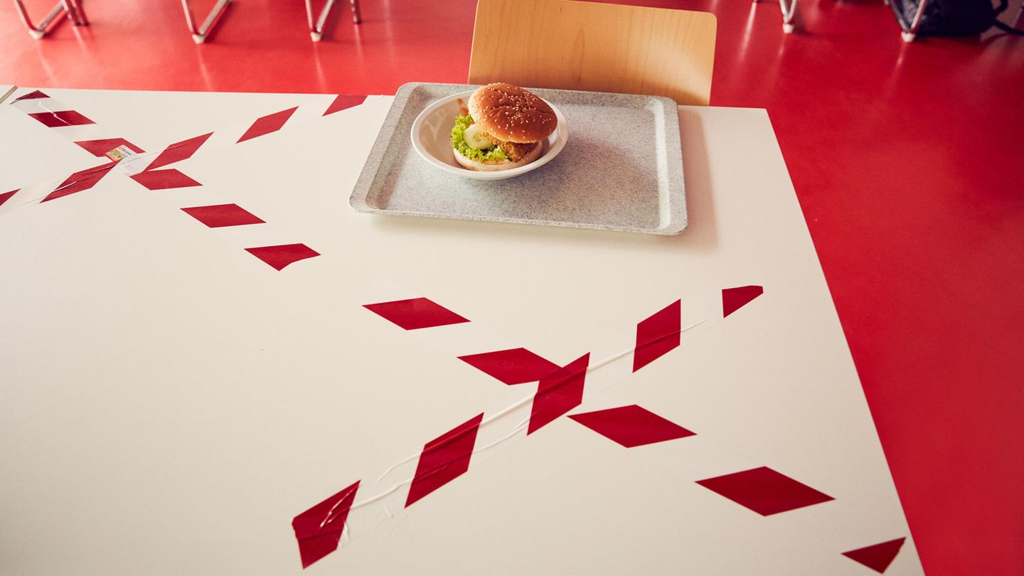 Tisch mit aufgeklebtem Absperrband