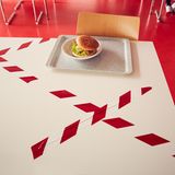 Tisch mit aufgeklebtem Absperrband