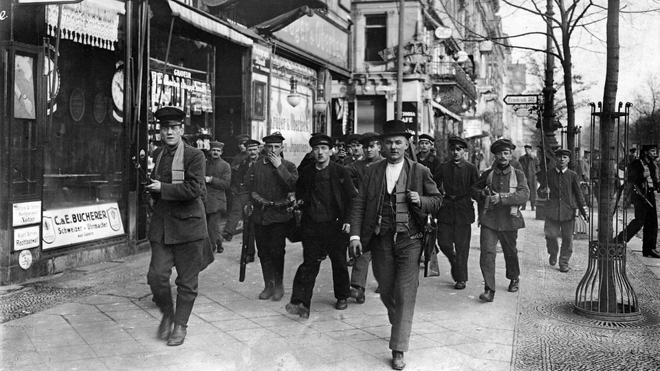 Bewaffnete revolutionäre Soldaten, Matrosen und Zivilisten am 9. November 1918 Unter den Linden / Ecke Friedrichstraße in Berlin