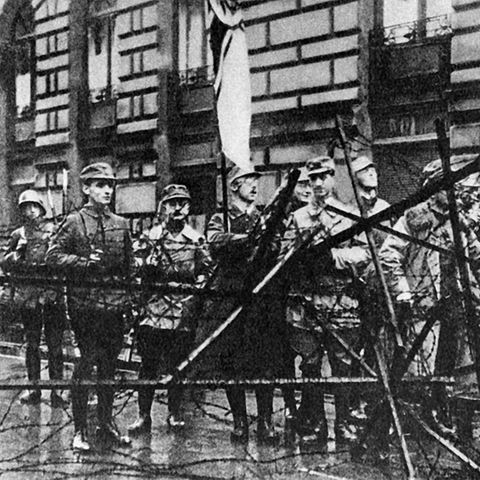 Barrikaden vor dem damaligen Münchner Kriegsministerium am 9. November 1923, dem Tag des gescheiterten Hitler-Putsches