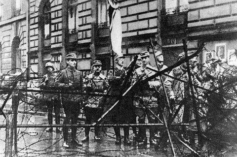 Barrikaden vor dem damaligen Münchner Kriegsministerium am 9. November 1923, dem Tag des gescheiterten Hitler-Putsches