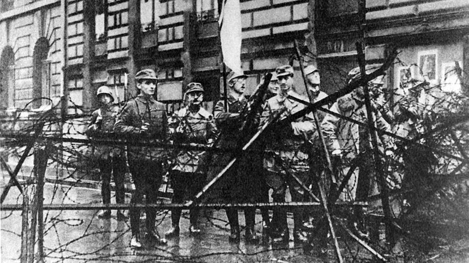 Barrikaden vor dem damaligen Münchner Kriegsministerium am 9. November 1923, dem Tag des gescheiterten Hitler-Putsches