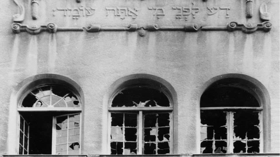 Das Foto zeigt die zerstörten Fenster der Kieler Synagoge nach der Pogromnacht