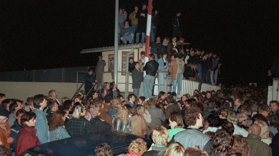 In der Nacht vom 9. auf den 10. November 1989 strömen die Menschen über einen Grenzübergang nach West-Berlin
