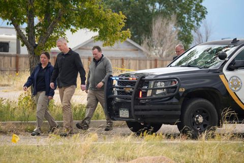 Beamte vor Bestattungsunternehmen in Colorado