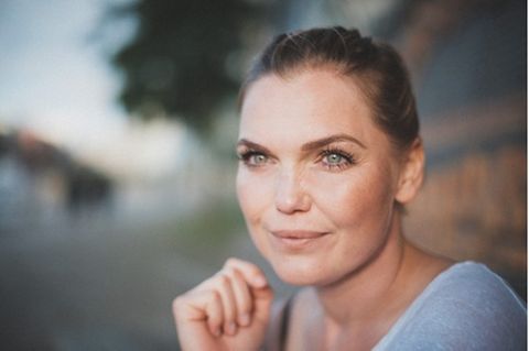Svenja Sörensen lebt eine offene Beziehung. Hier schaut sie in die Ferne und lächelt