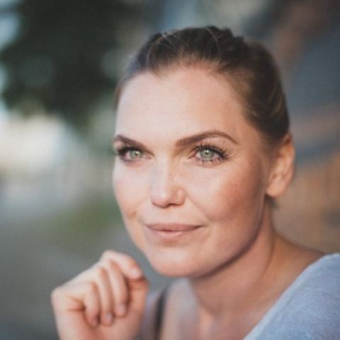 Svenja Sörensen lives in an open relationship. Here she looks into the distance and smiles