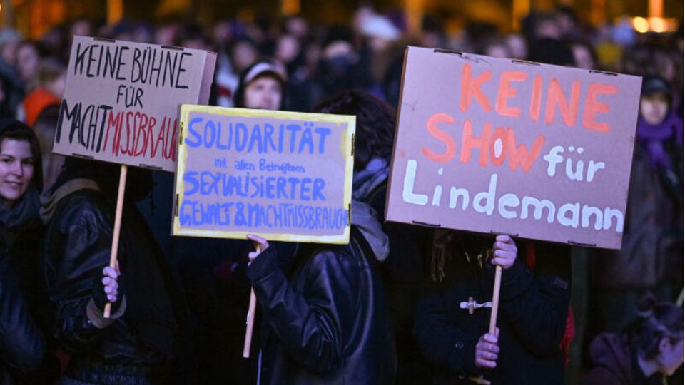 Konzert in Leipzig: "Keine Show für Lindemann" steht auf einem Schild der Protestler an der Arena Leipzig "Keine Show für Lindemann" steht auf einem Schild der Protestler an der Arena Leipzig