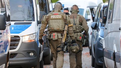 Schwer bewaffnete Spezialeinsatzkräfte im Einsatz an einer Stadtteilschule in Hamburg-Blankenese am Mittwochnachmittag