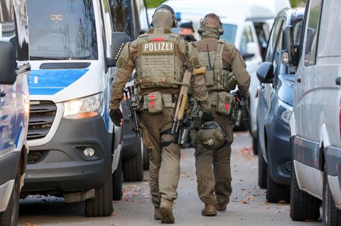 Schwer bewaffnete Spezialeinsatzkräfte im Einsatz an einer Stadtteilschule in Hamburg-Blankenese am Mittwochnachmittag