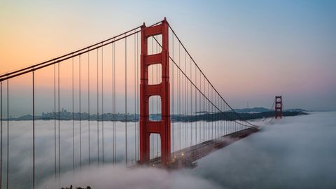 Golden Gate Bridge über Nebel in San Francisco