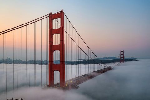 Golden Gate Bridge über Nebel in San Francisco