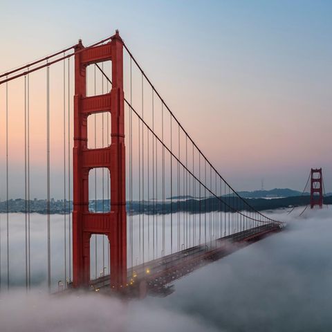 Golden Gate Bridge über Nebel in San Francisco
