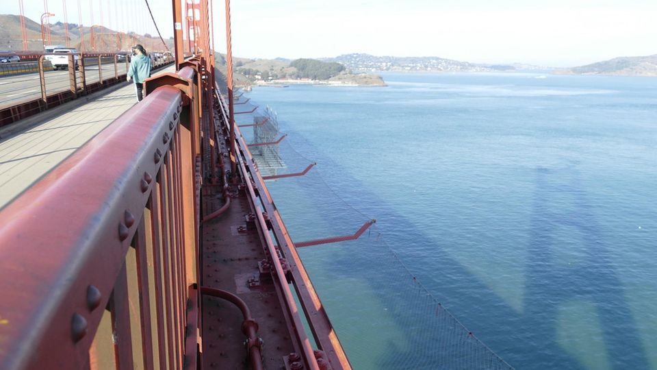 Die neuen Netze, die an der Golden Gate Bridge befestigt werden, sind 5,6 Kilometer lang (3,5 Meilen) Die neuen Netze, die an der Golden Gate Bridge befestigt werden, sind 5,6 Kilometer lang (3,5 Meilen)