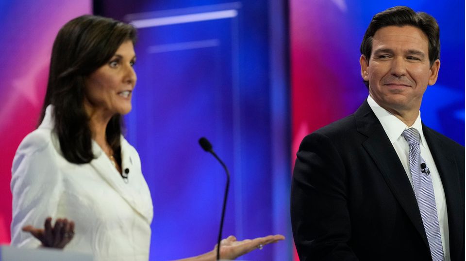 Nikki Haley, ehemalige UN-Botschafterin der USA, spricht, während Ron DeSantis, Floridas Gouverneur, während einer von NBC News veranstalteten republikanischen Vorwahl-Debatte.