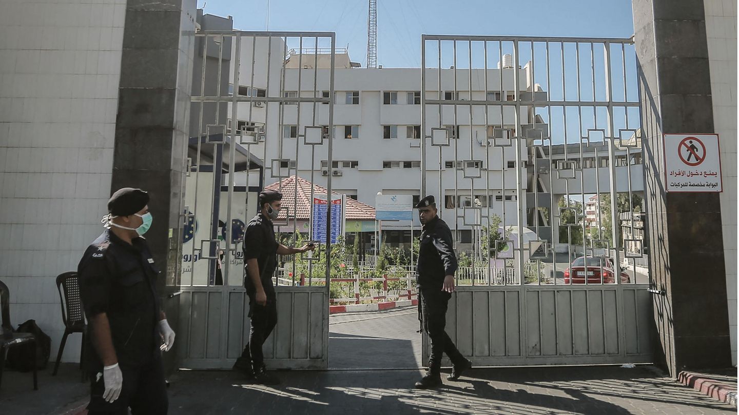 Mitglieder der Hamas bewachen das Schifa-Krankenhaus in Gaza, das laut Israel auch als Basis der Terroristen dient (Archivbild)