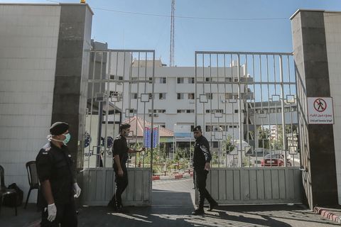 Mitglieder der Hamas bewachen das Schifa-Krankenhaus in Gaza, das laut Israel auch als Basis der Terroristen dient (Archivbild)