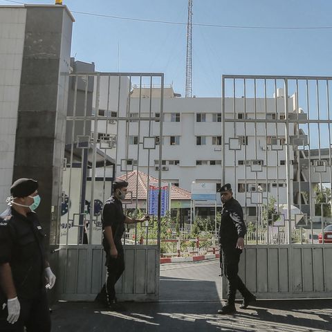 Mitglieder der Hamas bewachen das Schifa-Krankenhaus in Gaza, das laut Israel auch als Basis der Terroristen dient (Archivbild)