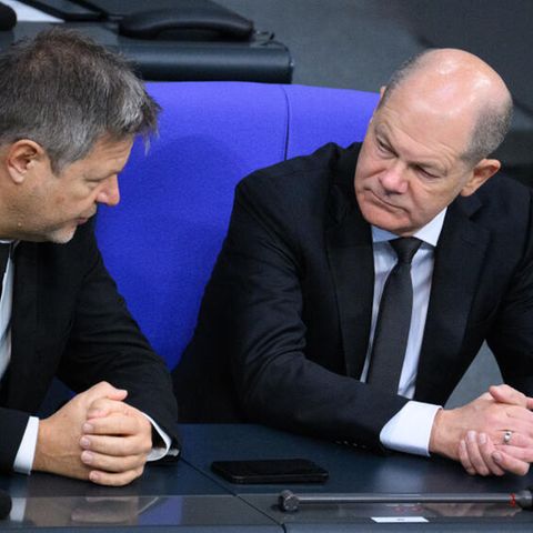 Kanzler Scholz (r.) und Wirtschaftsminister Habeck (l, Bündnis 90/Die Grünen) unterhalten sich zu Beginn der Plenarsitzung im Deutschen Bundestag